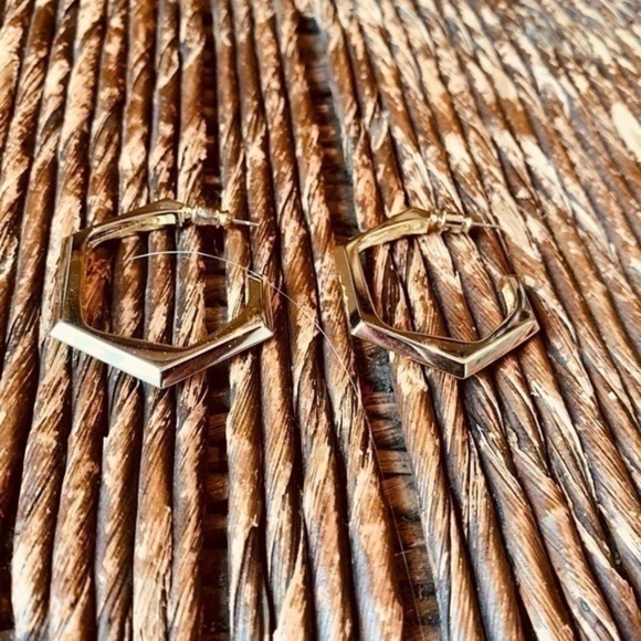 ✨💛 Gold Tone Hexagon Shape Chunky Hoops ✨❤️ - Picture 3 of 5